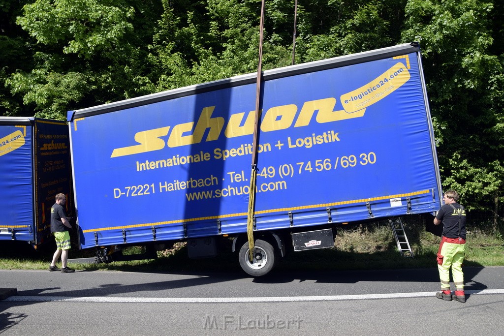 LKW in Boeschung A 3 Rich Frankfurt Hoehe Roesrath Lohmar P106.JPG - Miklos Laubert